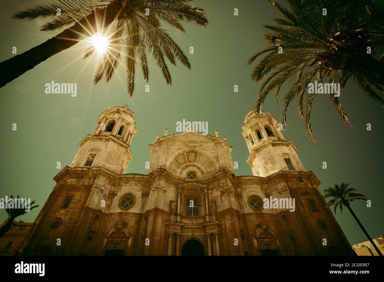 Riprese ad angolo basso con un'atmosfera solare della cattedrale di Cadice Foto Stock