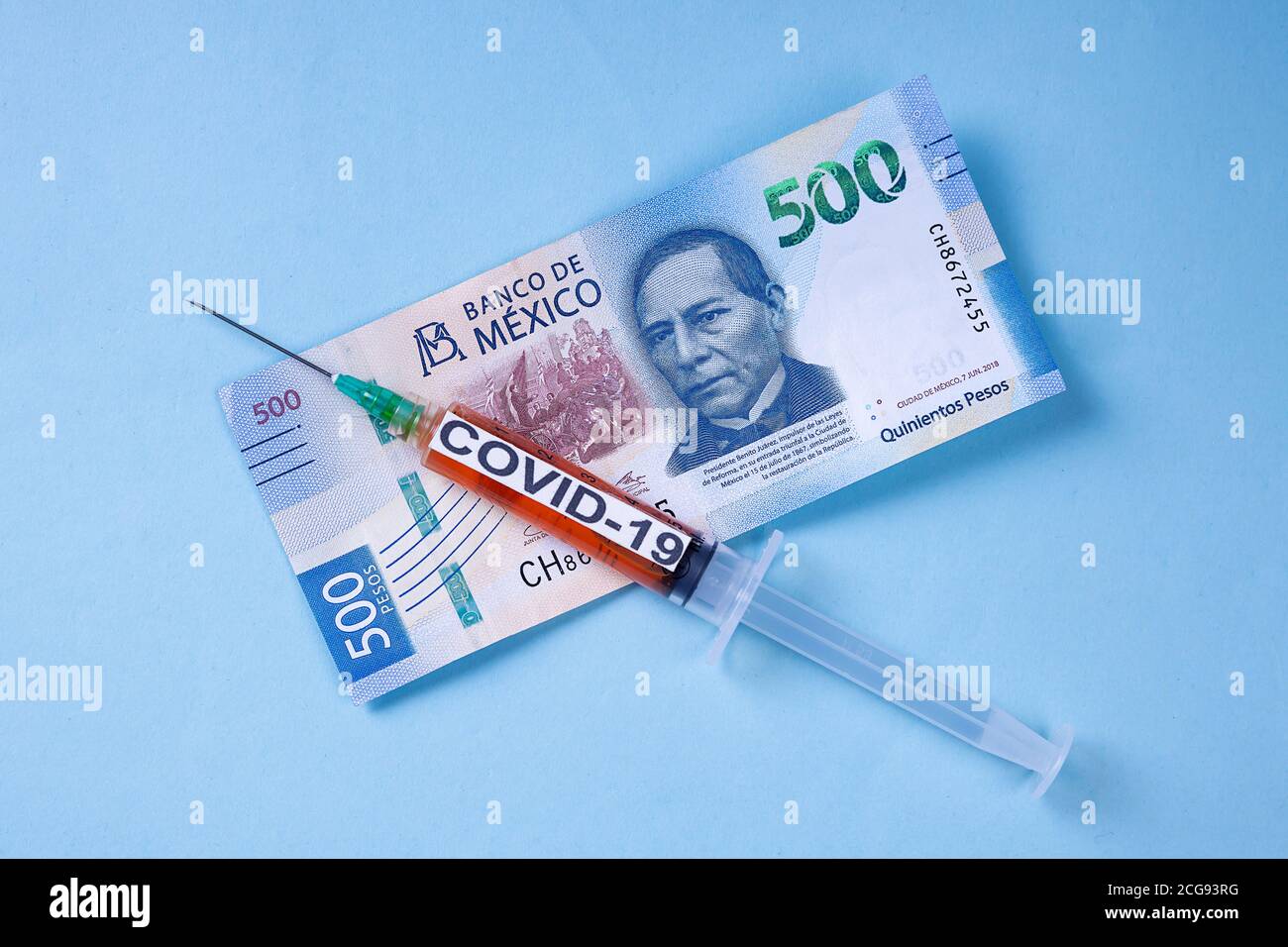 Siringa con vaccino per covid, su banconote messicane Foto Stock