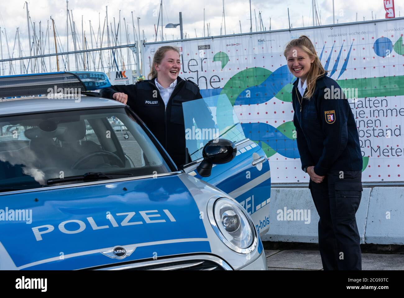 Zwei schleswig-holsteinische Polizistinnen starten morgen (10.09.) bei den Segelwettbewerben der KIELER Woche 2020. Innenministerin Sabine Sütterlin-W. Foto Stock