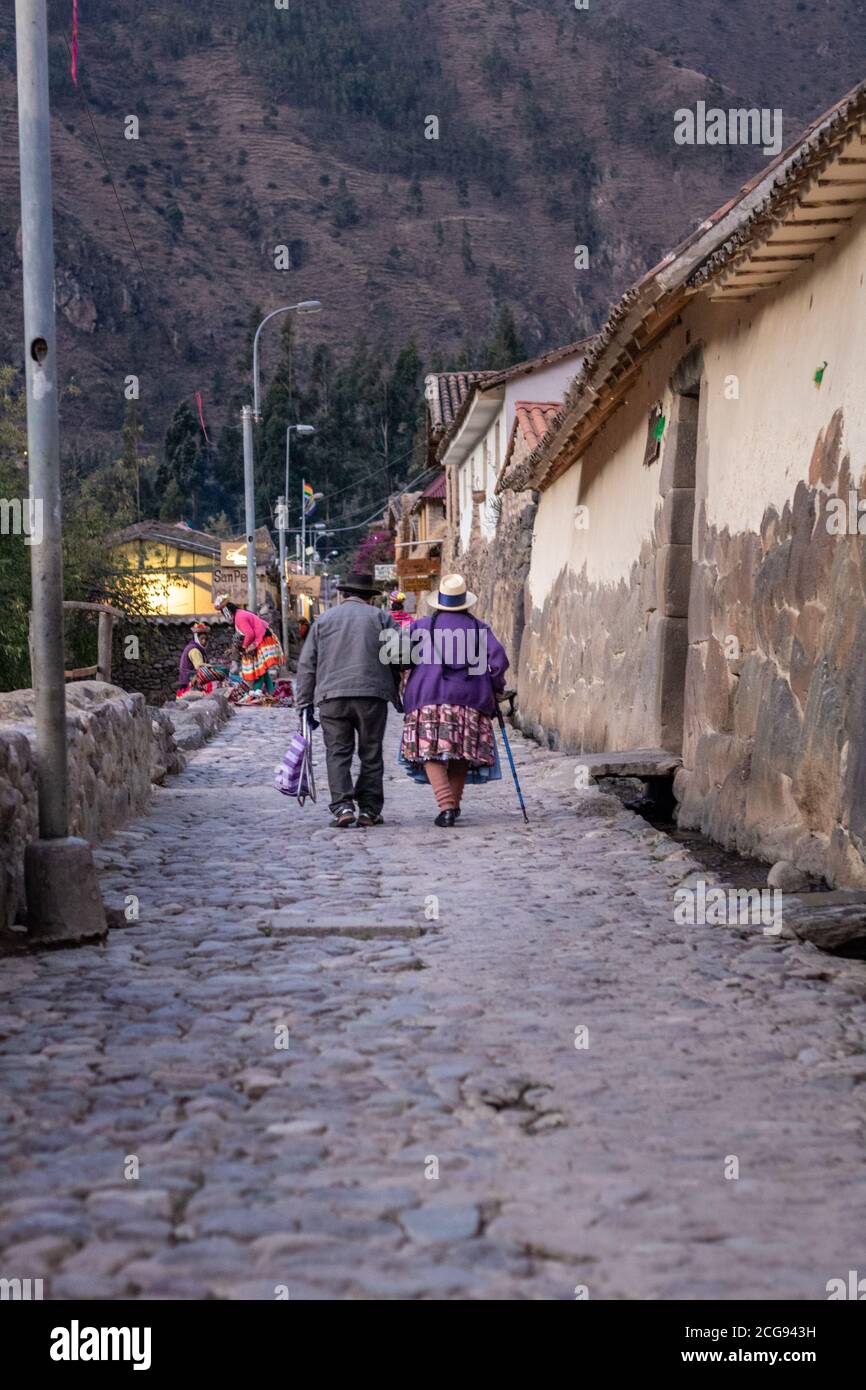 Peruviani indossando abiti tipici indigeni per le strade del Centri storici della città di Cusco in Perù Foto Stock
