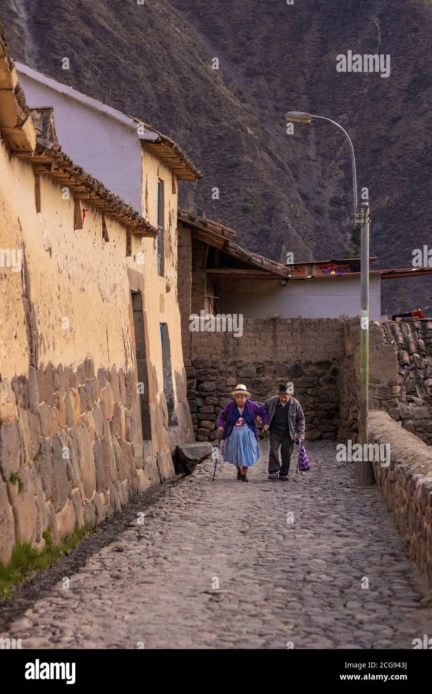 Peruviani indossando abiti tipici indigeni per le strade del Centri storici della città di Cusco in Perù Foto Stock