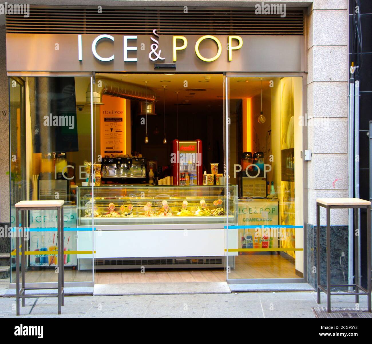 Ice & Pop negozio vetrina nel pedonale commerciale a piedi Strada principale nel centro di Palencia Castiglia e Leon Spagna Foto Stock
