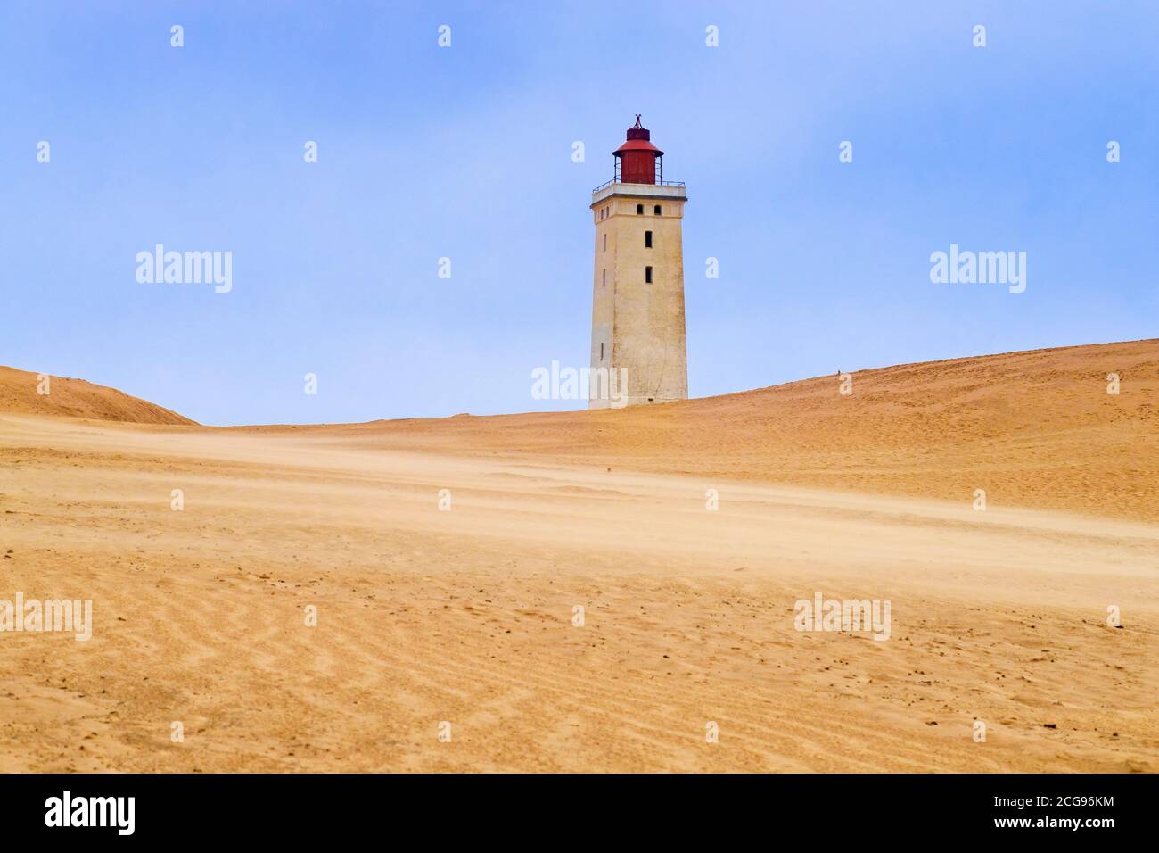 Faro di Rubjerg Knude / Rubjerg Knude Fyr circondato da dune di sabbia lungo la costa del Mare del Nord, comune dello Jutland di Hjørring, Danimarca Foto Stock