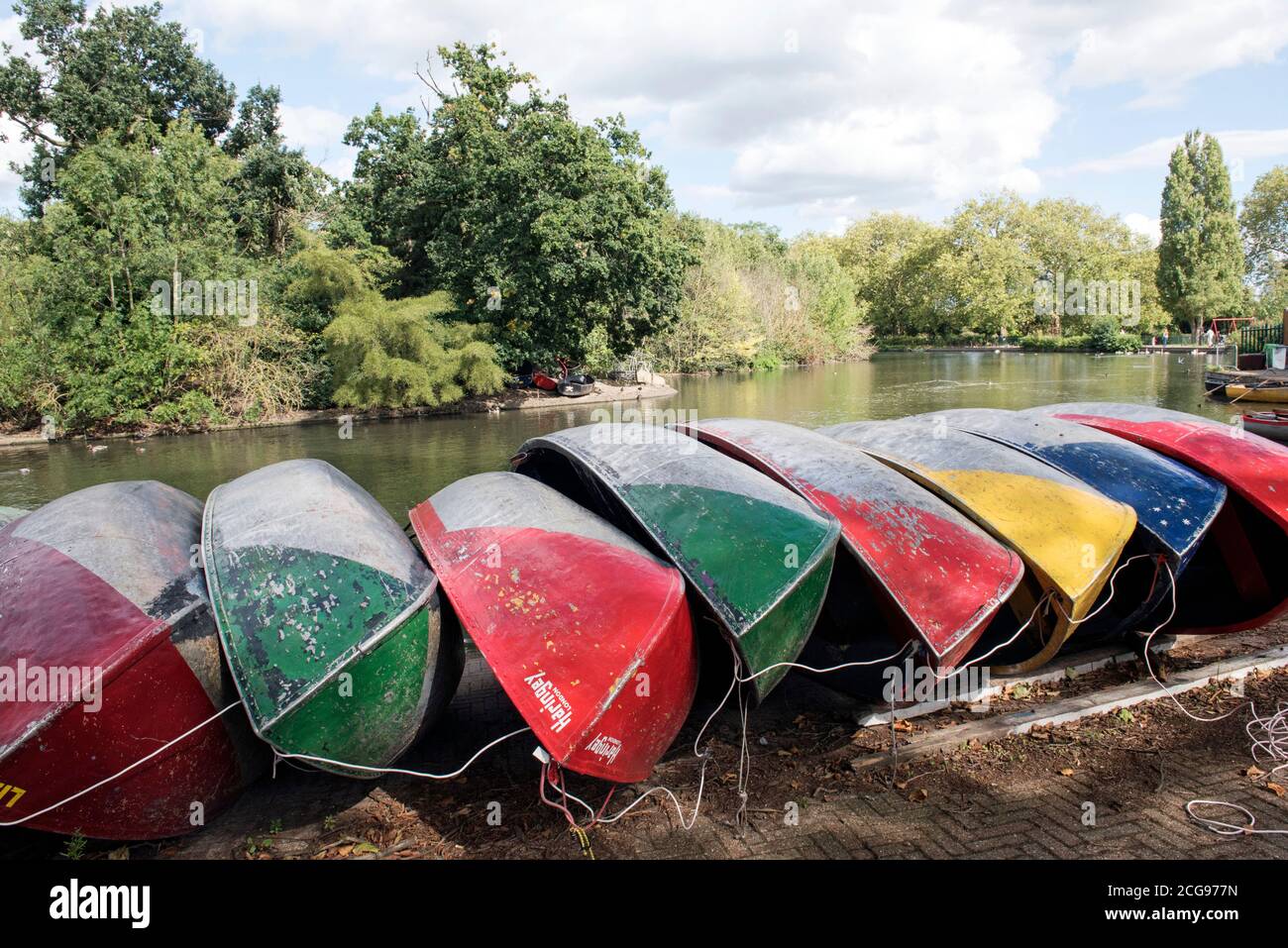 Barche a remi ribaltate sul lago per la nautica, Finsbury Park, London Borough of Haringey Foto Stock