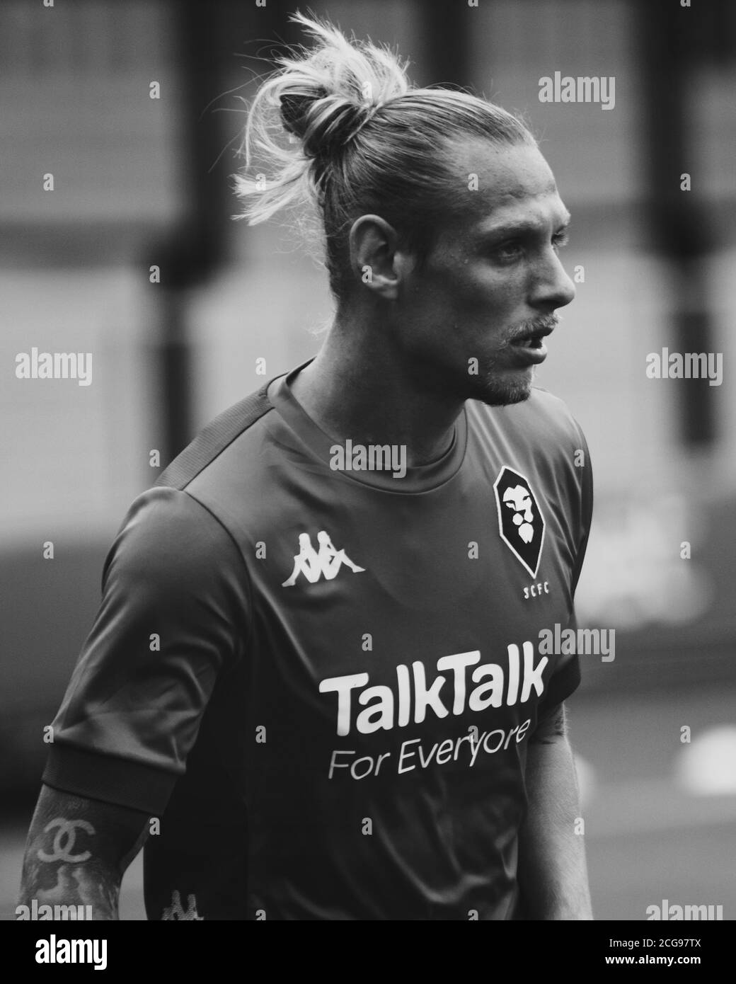 Oscar Threlkeld è un calciatore inglese professionista che gioca per la lega due club Salford City. Foto Stock