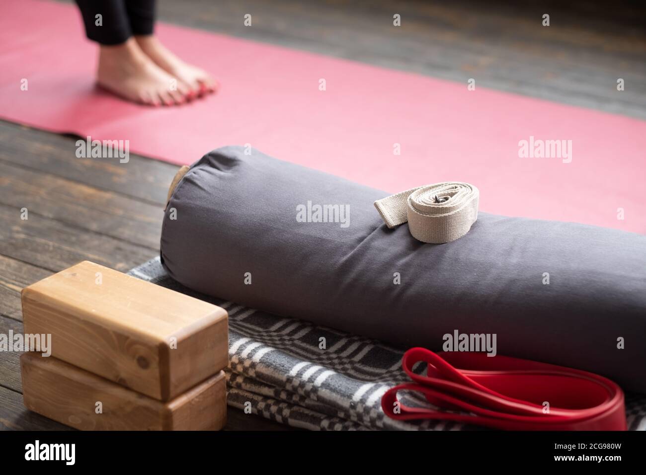 Gambe caucasiche di donne su tappetino yoga con sostegno yoga Foto Stock