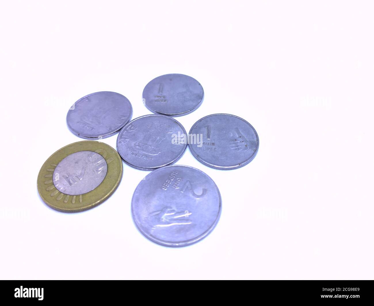 Monete di valuta indiana su sfondo bianco. Foto Stock