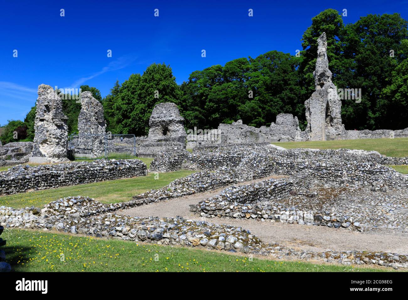 Le rovine del Priorato di Thetford, uno dei più importanti monasteri dell'Anglia Orientale, la città di Thetford, Norfolk, Inghilterra, Regno Unito Foto Stock
