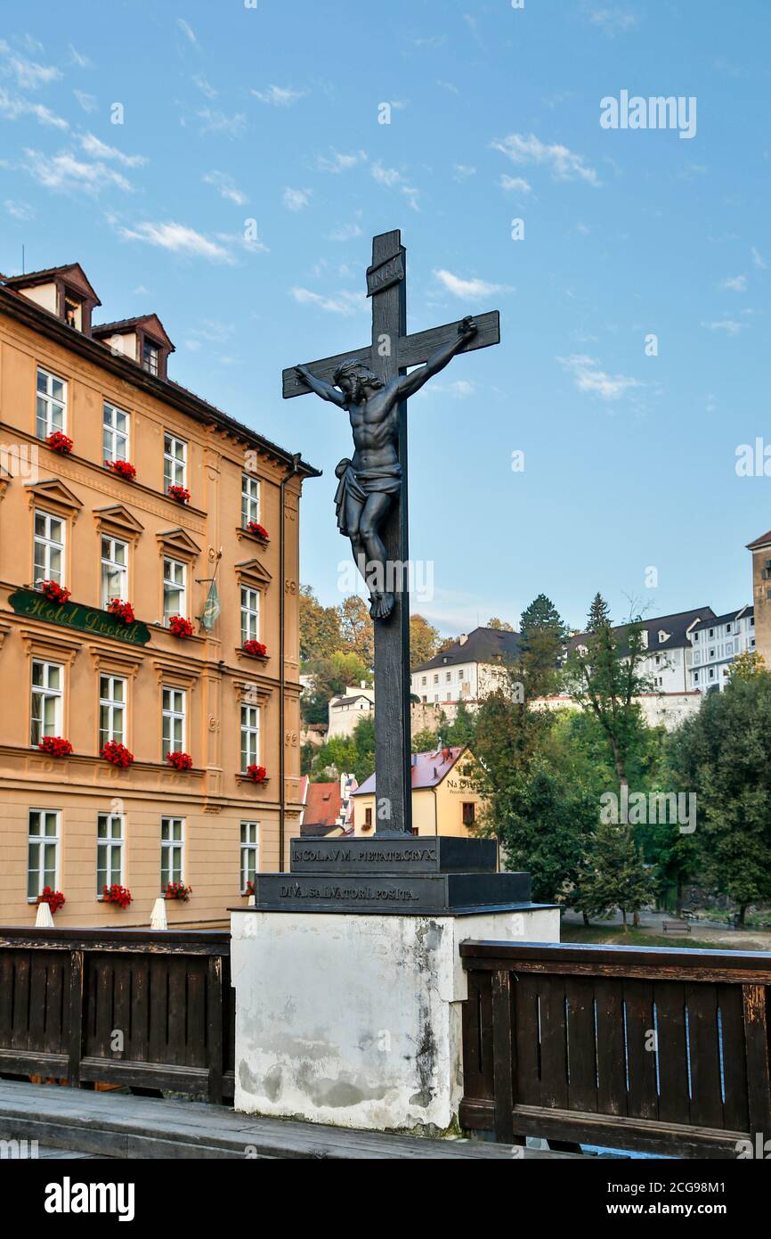 Statua di Cristo sulla croce, Barber's Bridge, Cesky Krumlov, Repubblica Ceca Foto Stock