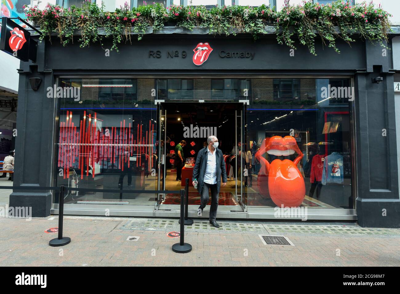 Londra, Regno Unito. 9 settembre 2020. L'esterno del nuovo negozio di Carnaby RS No.9 in Carnaby Street che ha aperto al pubblico oggi. Progettato per essere l'esperienza definitiva per i fan di Rolling Stones, il negozio si sviluppa su due piani e offre articoli in edizione limitata Rolling Stones, abbigliamento e oggetti da collezione, molti dei quali presentano l'iconico design a lingua rossa. Credit: Stephen Chung / Alamy Live News Foto Stock