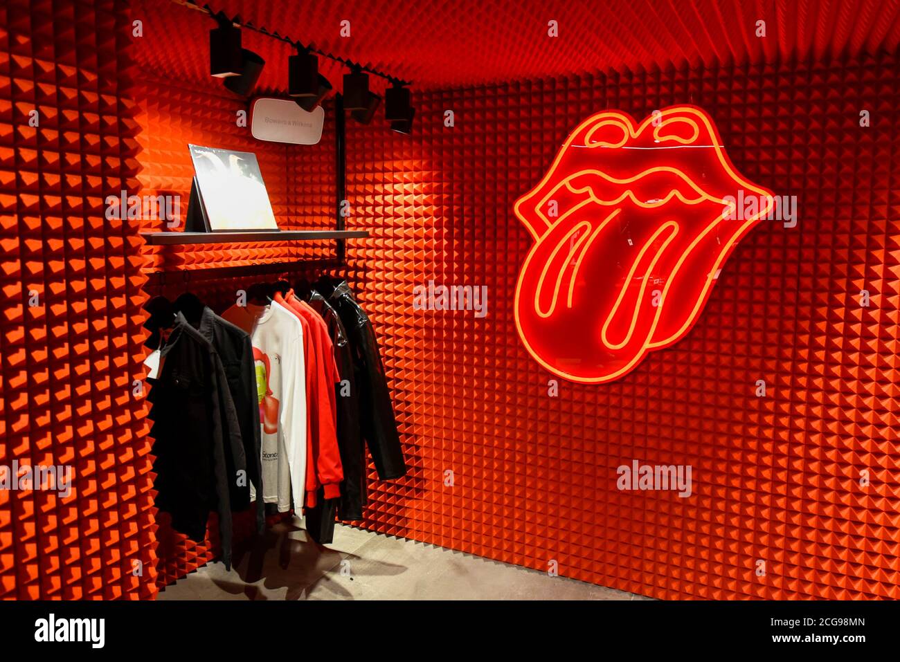 Londra, Regno Unito. 9 settembre 2020. Articoli in vendita nel nuovo negozio di Carnaby RS No.9 di Carnaby Street che ha aperto al pubblico oggi. Progettato per essere l'esperienza definitiva per i fan di Rolling Stones, il negozio si sviluppa su due piani e offre articoli in edizione limitata Rolling Stones, abbigliamento e oggetti da collezione, molti dei quali presentano l'iconico design a lingua rossa. Credit: Stephen Chung / Alamy Live News Foto Stock