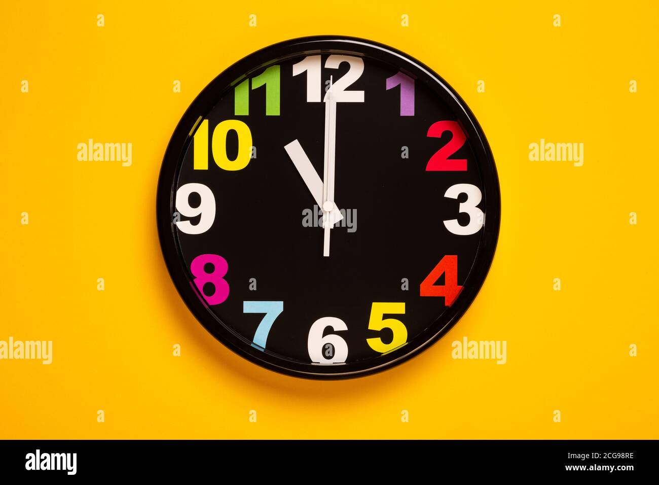 orologio da parete colorato spettacolo alle 11 Foto Stock