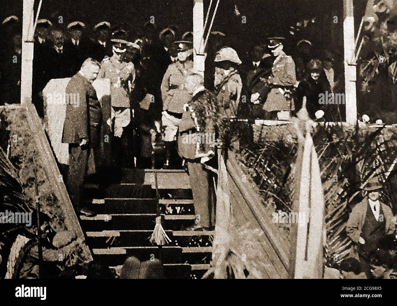 1920 il Principe Edoardo in Nuova Zelanda viene presentato con un tappetino Maori della comunità Maori ad Arawa Park, Rotorua. Aka Duca di Windsor (Edward Albert Christian George Andrew Patrick David; 1894 – 1972), divenne re Edoardo VIII del Regno Unito e dell'Impero britannico, e imperatore d'India, dal 20 gennaio 1936 fino alla sua abdicazione il 11 dicembre di quell'anno. Ha causato polemiche in Australia per le osservazioni razziste circa gli aborigeni che sono come scimmie. Foto Stock