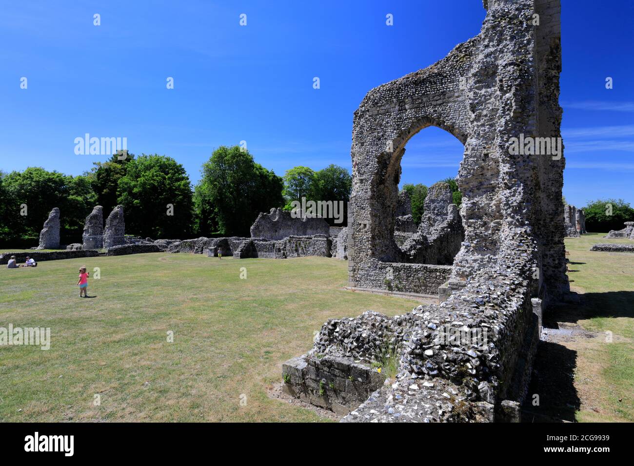 Le rovine del Priorato di Thetford, uno dei più importanti monasteri dell'Anglia Orientale, la città di Thetford, Norfolk, Inghilterra, Regno Unito Foto Stock