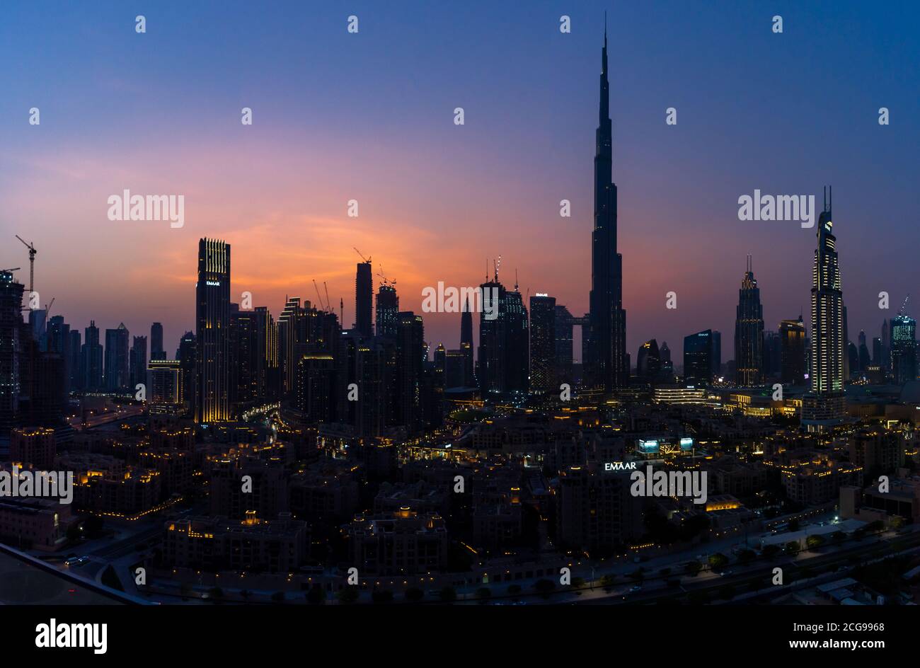 8/11/2020 - Dubai, Emirati Arabi Uniti: Panorama iconico al tramonto di Burj Khalifa e Dubai Skyline come tramonti con i colori blu e viola e altro Foto Stock