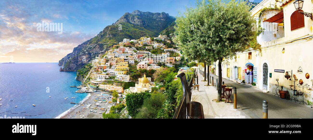 Vista sulla città e la spiaggia di Positano, Costiera Amalfitana, Italia Foto Stock