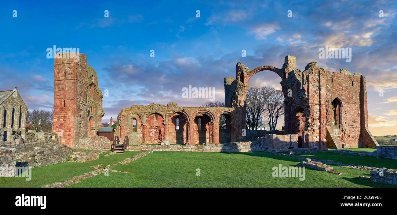 Rovine dell'abbazia romanica di Lindisfarne. Isola Santa, Lindisfarne, Northumbria, Inghilterra Foto Stock
