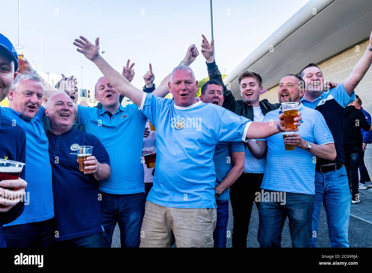 I tifosi del Manchester City Football festeggiano la vittoria del Premier League nella partita finale della stagione 2018-2019 all'Amex Stadium di Brighton, Regno Unito Foto Stock