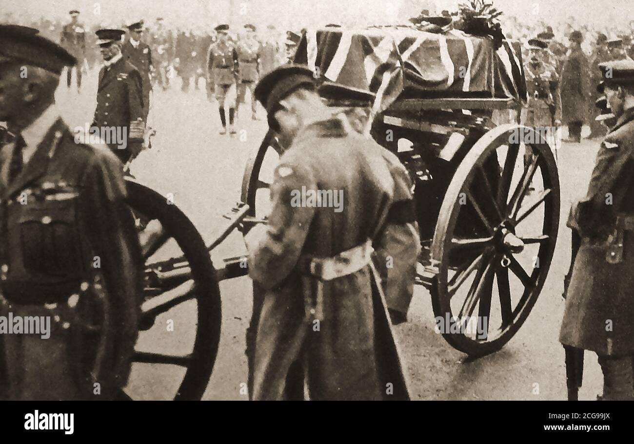 Armistice Day 1920 - la carrozza che porta la bara del guerriero ignoto viene trasportata a Westminster Abbey, Londra, Regno Unito, per la sepoltura dei soldati, dopo la scoperta del cenotafio a Whitehall, Londra, Regno Unito. La mattina del 11 novembre 1920, il cazzo fu posto su una carrozza di armi della Royal Horse Artillery e trascinato attraverso la città da sei cavalli attraverso numerose folle silenziose Foto Stock