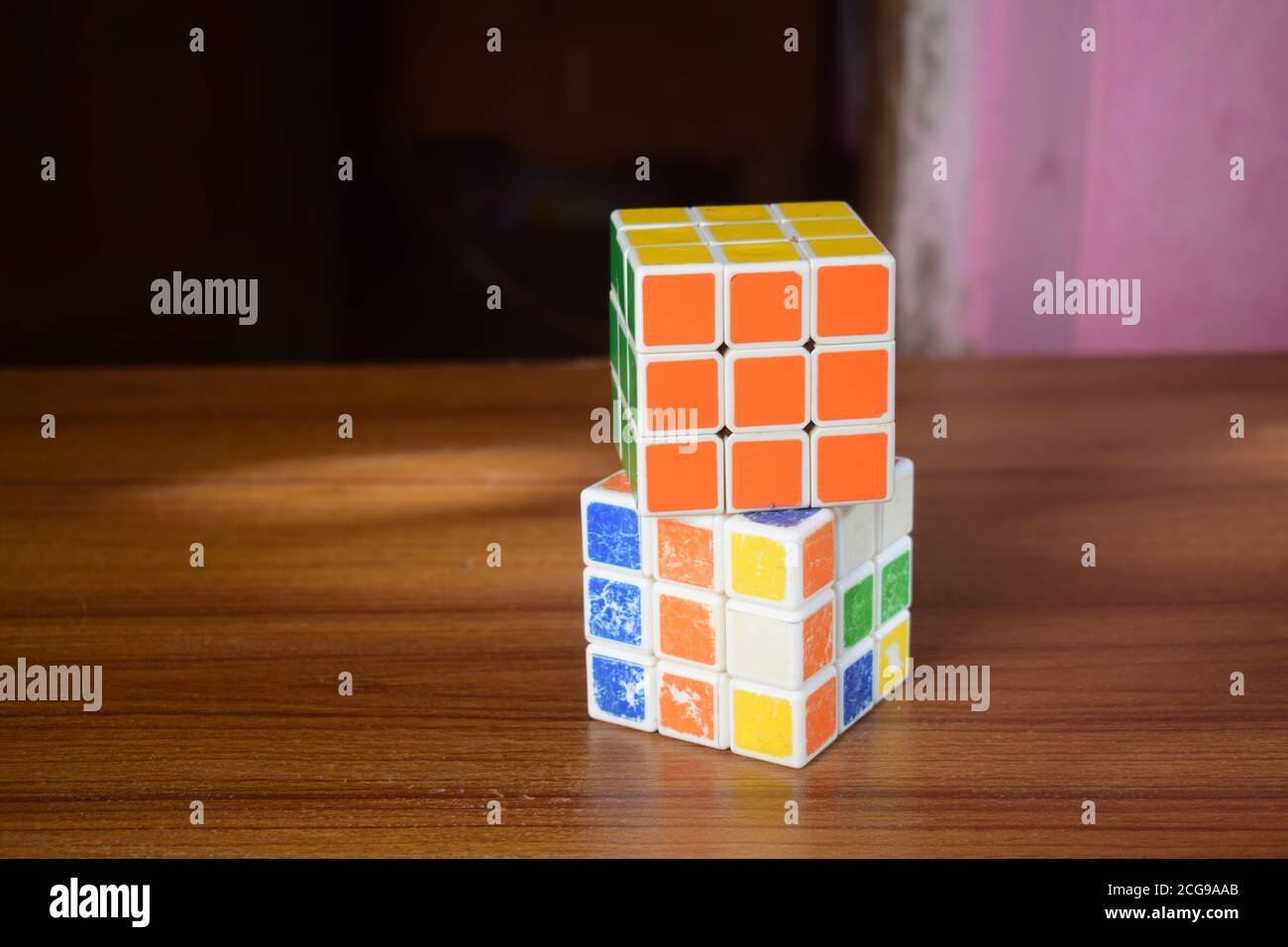 Il cubo di Rubik risolto e irrisolto Foto Stock