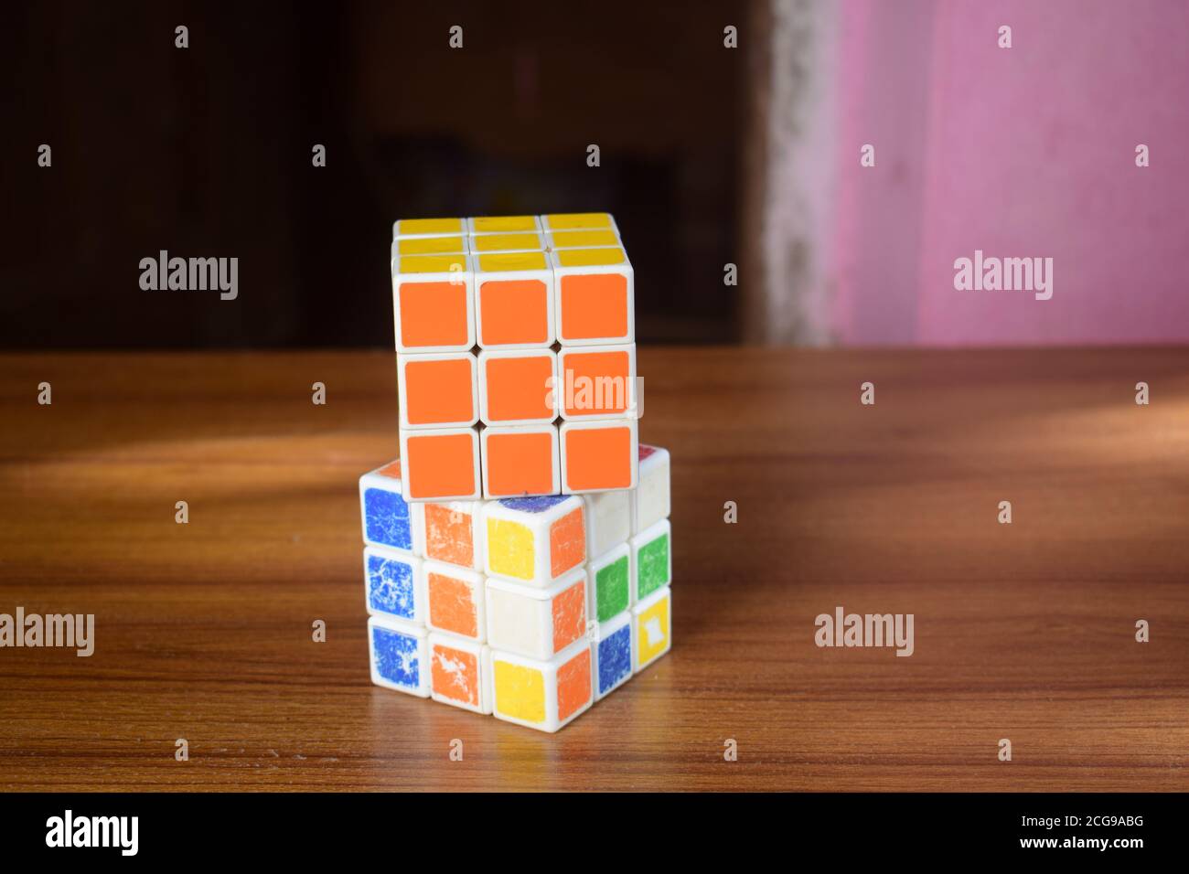 Il cubo di Rubik risolto e irrisolto Foto Stock