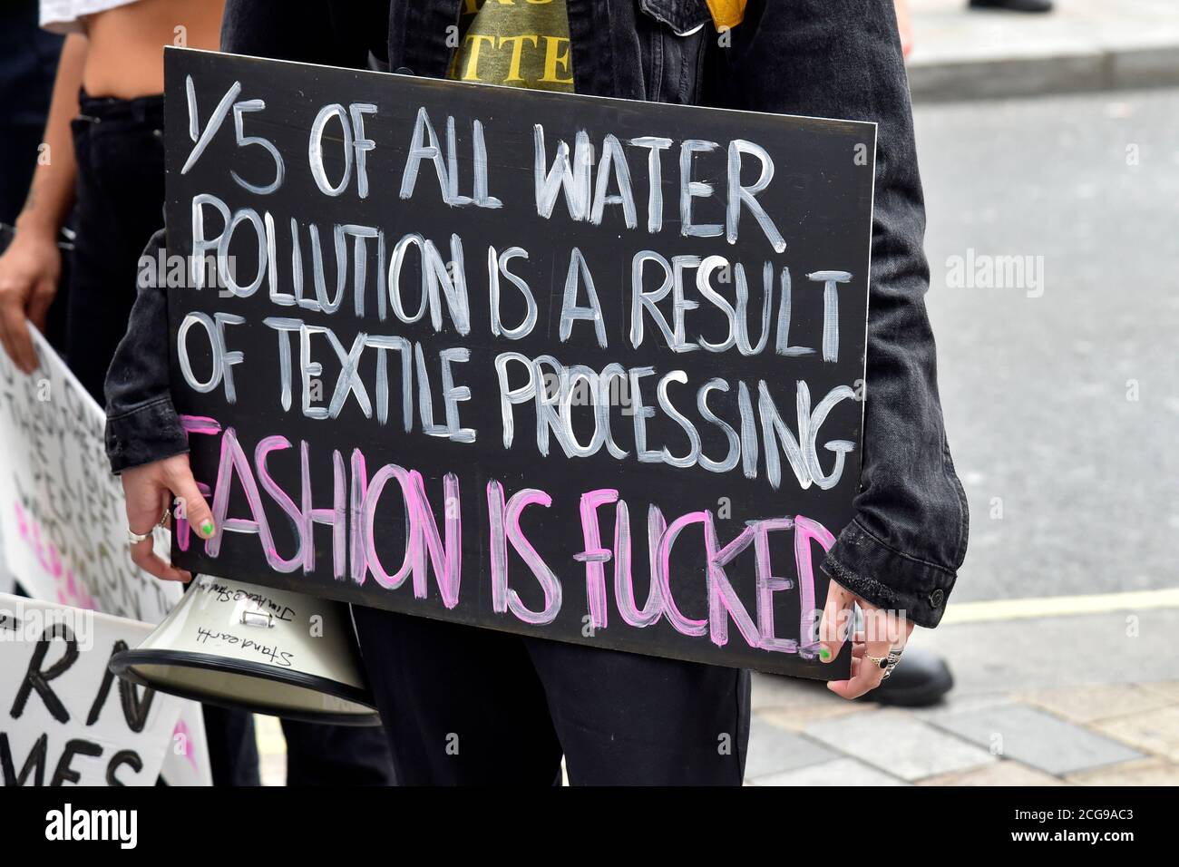 Londra, Regno Unito. 09 settembre 2020. Un cartello visto durante la riparazione della protesta di ingiustizia.Extention Rebellion Fashion Action (XRFA) protesta fuori dal negozio Nike Town di Oxford Street, opponendosi alle numerose ingiustizie umane, animali e ambientali dell'industria della moda sostenendo che attualmente produce circa il 10% di tutte le emissioni di carbonio dell'umanità. Si prevede che le emissioni aumenteranno di circa il 50% entro il 2030. Credit: SOPA Images Limited/Alamy Live News Foto Stock