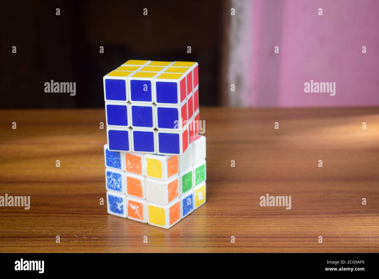 Il cubo di Rubik risolto e irrisolto Foto Stock