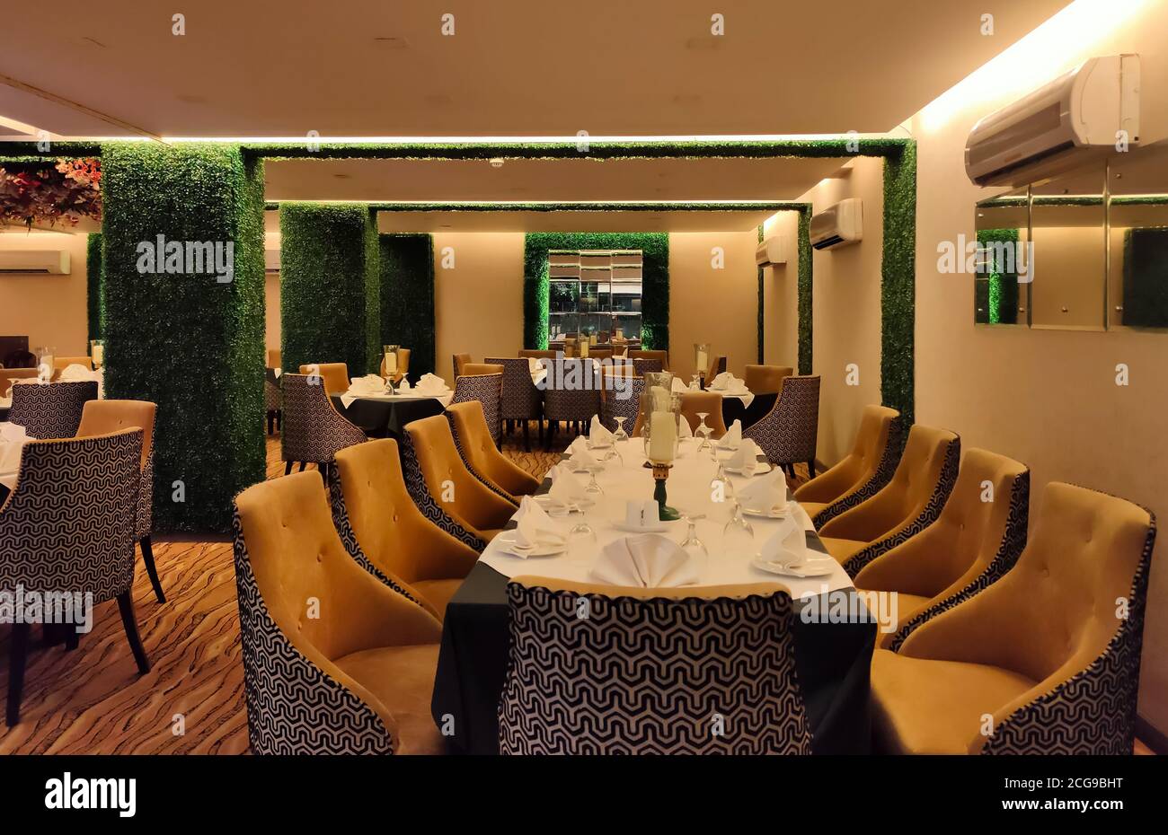 02 Set 2020, Dhaka, Bangladesh. Elegante interno in legno di un ristorante. Confortevole e moderno ristorante a Banani, Dhaka. Foto Stock