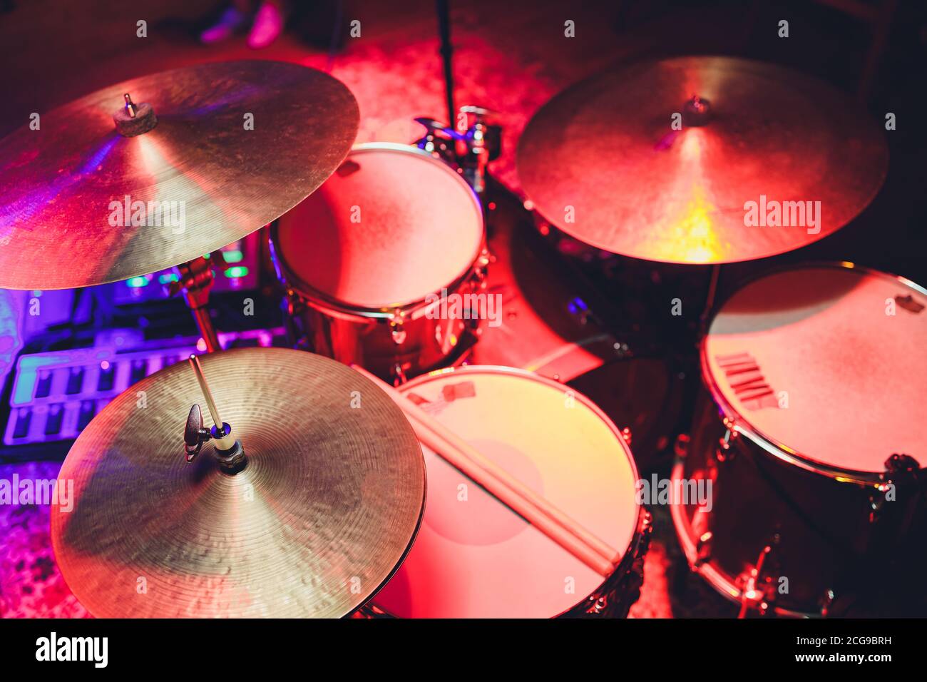 Drum Set con alcuni piatti sul palco prima di un concerto dal vivo. Foto Stock