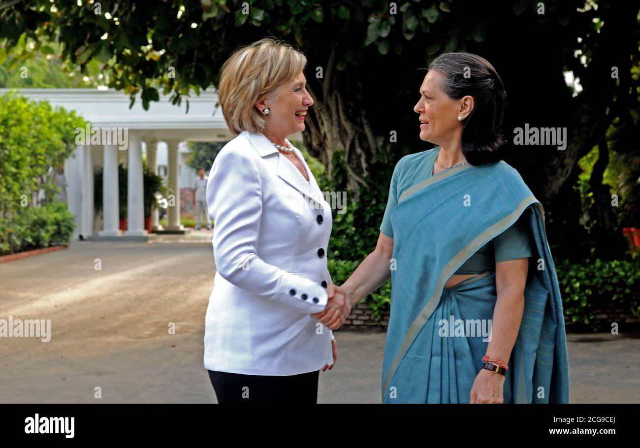 2009 - Presidente della Indian del Partito del Congresso Sonia Gandhi accoglie U.S. Il segretario di Stato Hillary Rodham Clinton a sua residenza a Nuova Delhi, India Foto Stock