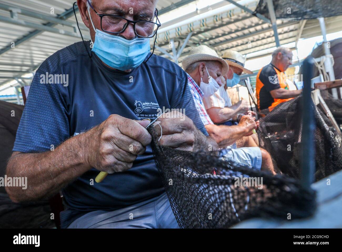 9 settembre 2020: 9 settembre 2020 (Caleta de Velez, Velez Malaga, Malaga) gruppo di pescatori riparano le loro reti nel porto di Caleta de Velez con l'arte di mending. Questo danno alle reti dei pescatori è causato dal delfino in attesa che le barche riempano le loro reti di pesce, ed è in quel momento che si avvicina a mangiare la merce già pescata. Credit: Lorenzo Carnero/ZUMA Wire/Alamy Live News Foto Stock
