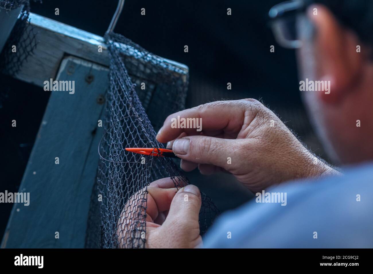 9 settembre 2020: 9 settembre 2020 (Caleta de Velez, Velez Malaga, Malaga) gruppo di pescatori riparano le loro reti nel porto di Caleta de Velez con l'arte di mending. Questo danno alle reti dei pescatori è causato dal delfino in attesa che le barche riempano le loro reti di pesce, ed è in quel momento che si avvicina a mangiare la merce già pescata. Credit: Lorenzo Carnero/ZUMA Wire/Alamy Live News Foto Stock