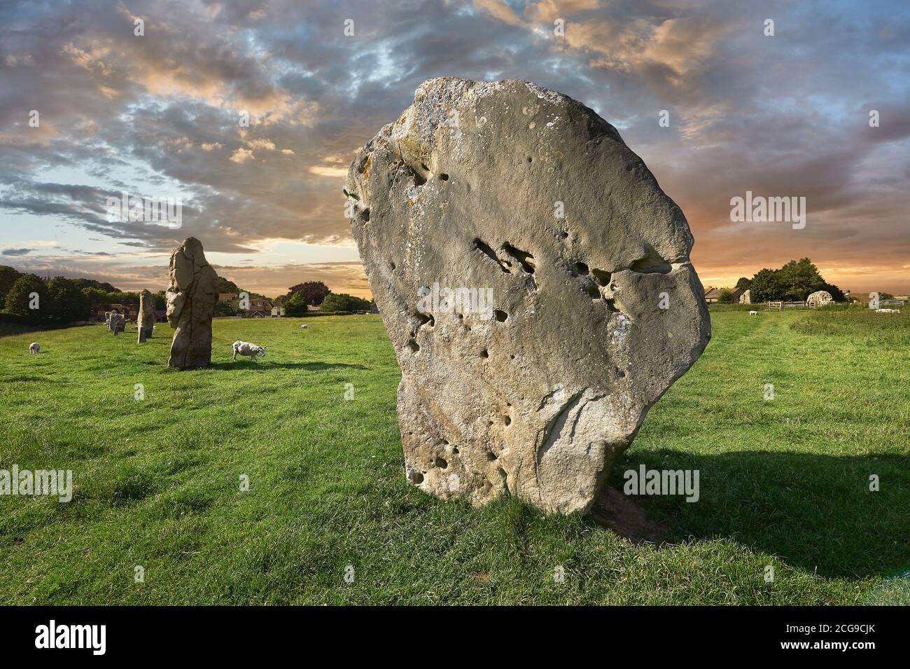 Avebury Neolitico in piedi cerchio di pietra il più grande in Inghilterra al tramonto, Wiltshire, Inghilterra, Europa Foto Stock