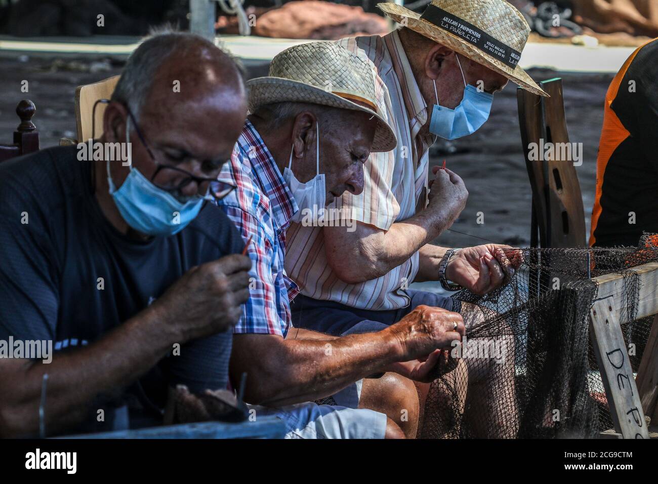 9 settembre 2020: 9 settembre 2020 (Caleta de Velez, Velez Malaga, Malaga) gruppo di pescatori riparano le loro reti nel porto di Caleta de Velez con l'arte di mending. Questo danno alle reti dei pescatori è causato dal delfino in attesa che le barche riempano le loro reti di pesce, ed è in quel momento che si avvicina a mangiare la merce già pescata. Credit: Lorenzo Carnero/ZUMA Wire/Alamy Live News Foto Stock