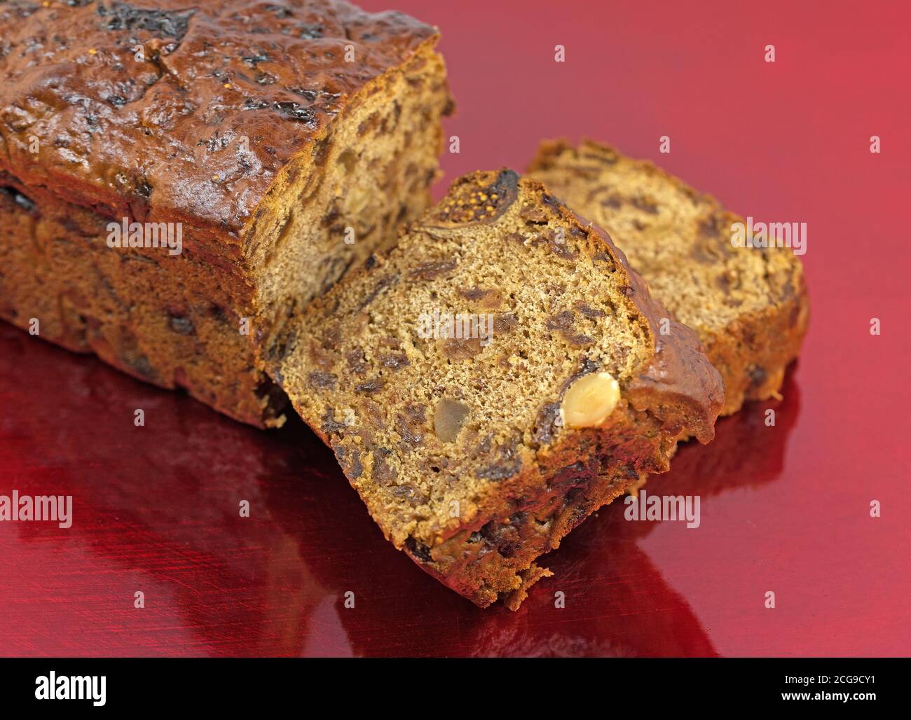 Frutta pane su sfondo rosso Foto Stock