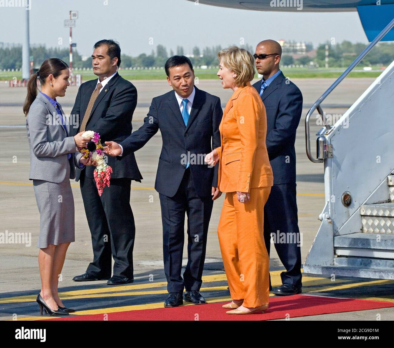Il Segretario di Stato americano Hillary Clinton è salutato dal Vice Ministro degli Affari Esteri Panich Vikitsreth e sua moglie al suo arrivo a Bangkok, in Thailandia il Martedì, luglio 21, 2009. Foto Stock