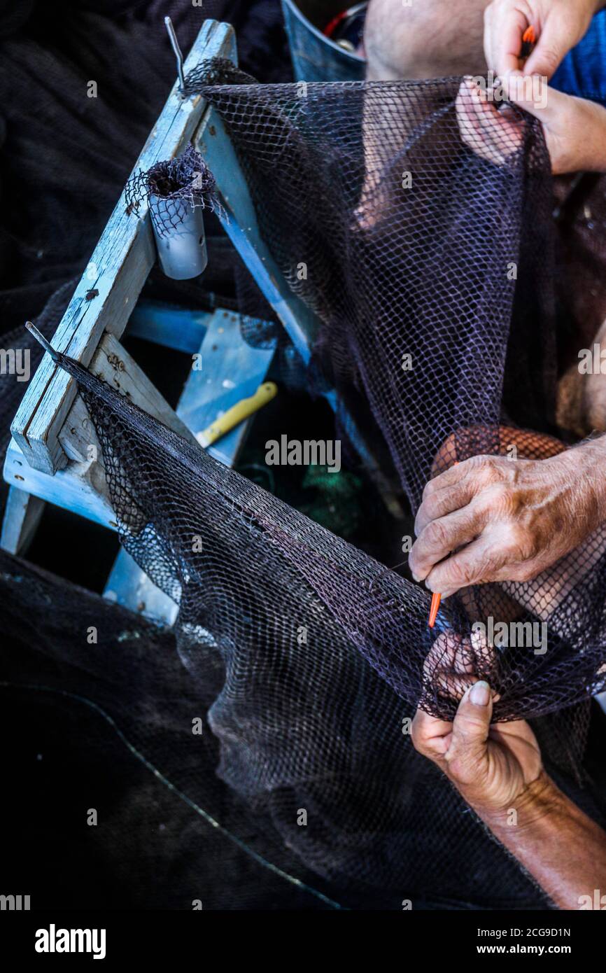 9 settembre 2020: 9 settembre 2020 (Caleta de Velez, Velez Malaga, Malaga) gruppo di pescatori riparano le loro reti nel porto di Caleta de Velez con l'arte di mending. Questo danno alle reti dei pescatori è causato dal delfino in attesa che le barche riempano le loro reti di pesce, ed è in quel momento che si avvicina a mangiare la merce già pescata. Credit: Lorenzo Carnero/ZUMA Wire/Alamy Live News Foto Stock