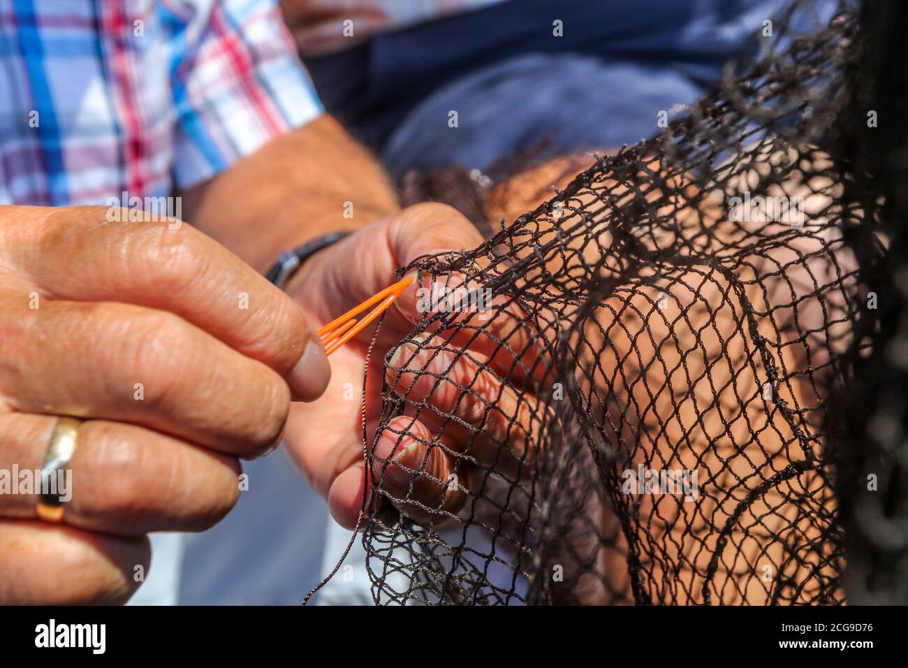 9 settembre 2020: 9 settembre 2020 (Caleta de Velez, Velez Malaga, Malaga) gruppo di pescatori riparano le loro reti nel porto di Caleta de Velez con l'arte di mending. Questo danno alle reti dei pescatori è causato dal delfino in attesa che le barche riempano le loro reti di pesce, ed è in quel momento che si avvicina a mangiare la merce già pescata. Credit: Lorenzo Carnero/ZUMA Wire/Alamy Live News Foto Stock