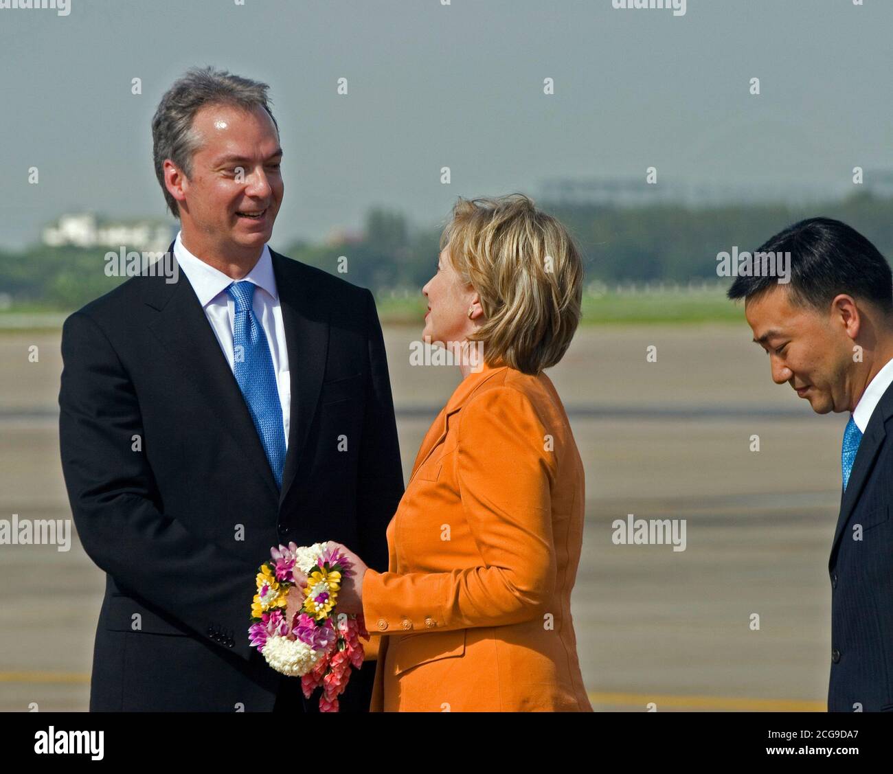 Il Segretario di Stato americano Hillary Clinton è accolto da Ambasciatore Eric G. Giovanni al suo arrivo a Bangkok, in Thailandia il Martedì, luglio 21, 2009. Foto Stock