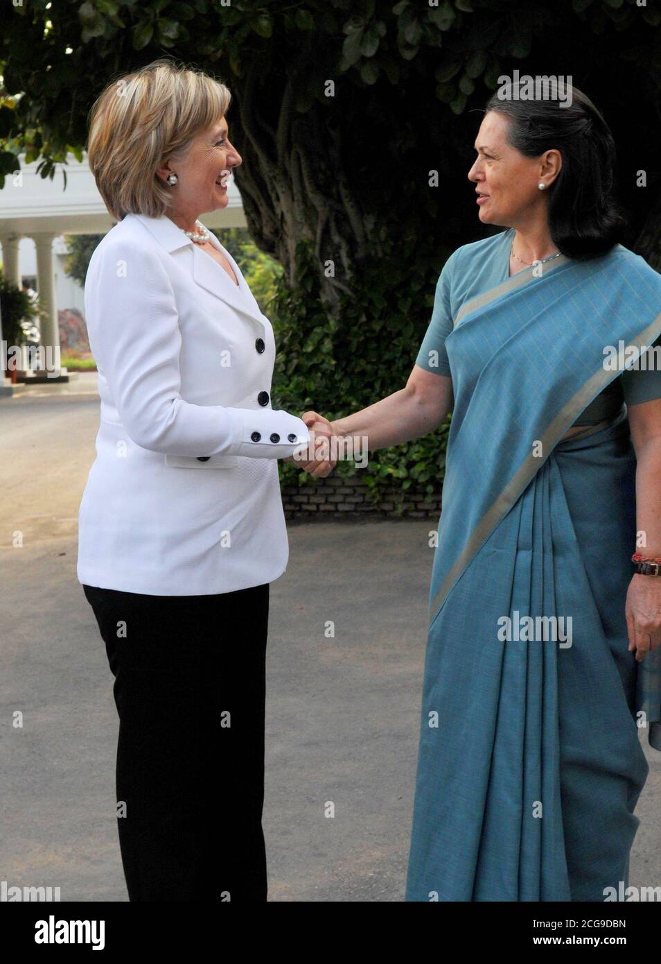 2009 - Presidente della Indian del Partito del Congresso Sonia Gandhi accoglie U.S. Il segretario di Stato Hillary Rodham Clinton a sua residenza a Nuova Delhi, India Foto Stock