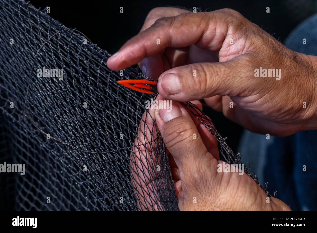 9 settembre 2020: 9 settembre 2020 (Caleta de Velez, Velez Malaga, Malaga) gruppo di pescatori riparano le loro reti nel porto di Caleta de Velez con l'arte di mending. Questo danno alle reti dei pescatori è causato dal delfino in attesa che le barche riempano le loro reti di pesce, ed è in quel momento che si avvicina a mangiare la merce già pescata. Credit: Lorenzo Carnero/ZUMA Wire/Alamy Live News Foto Stock