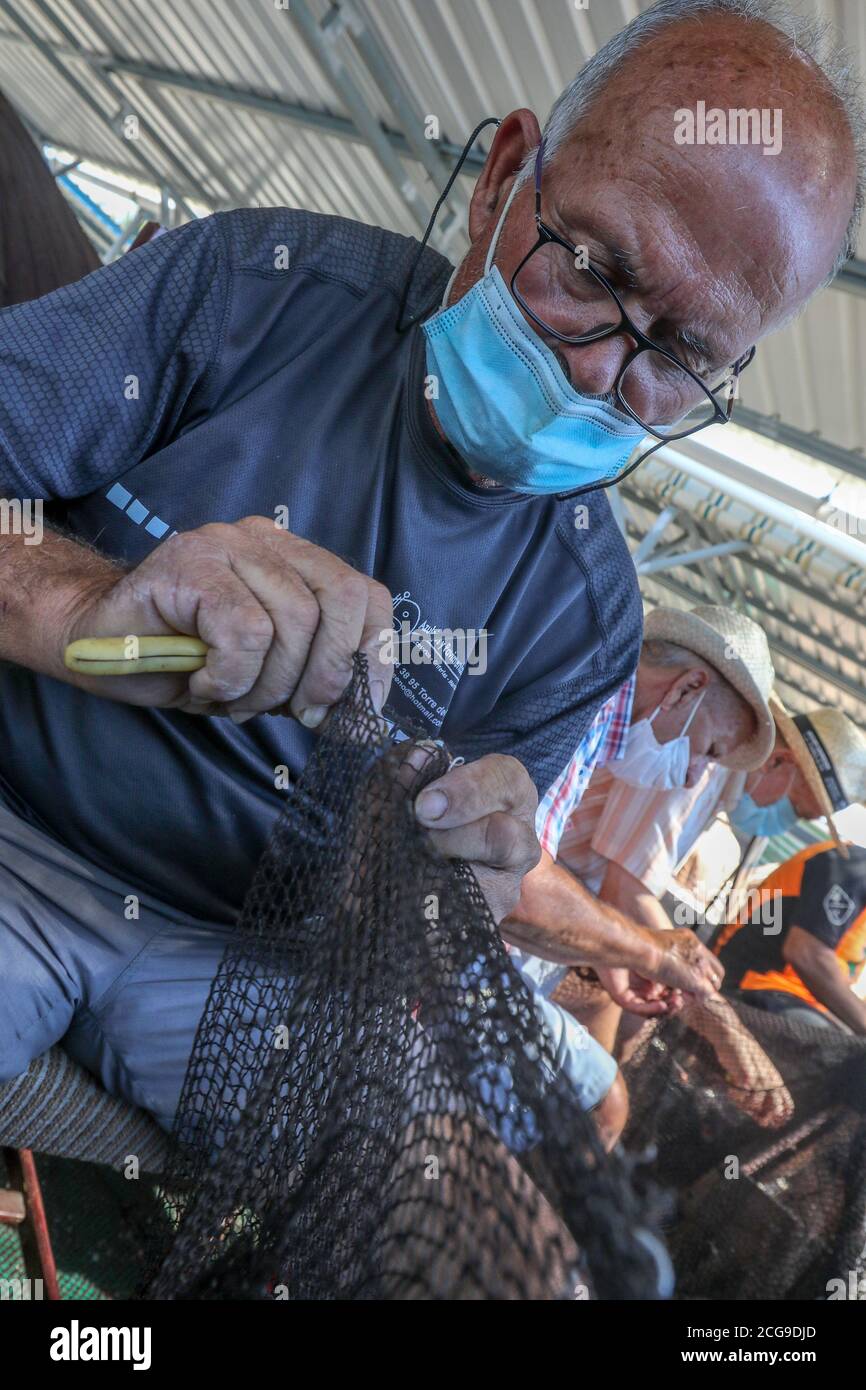 9 settembre 2020: 9 settembre 2020 (Caleta de Velez, Velez Malaga, Malaga) gruppo di pescatori riparano le loro reti nel porto di Caleta de Velez con l'arte di mending. Questo danno alle reti dei pescatori è causato dal delfino in attesa che le barche riempano le loro reti di pesce, ed è in quel momento che si avvicina a mangiare la merce già pescata. Credit: Lorenzo Carnero/ZUMA Wire/Alamy Live News Foto Stock