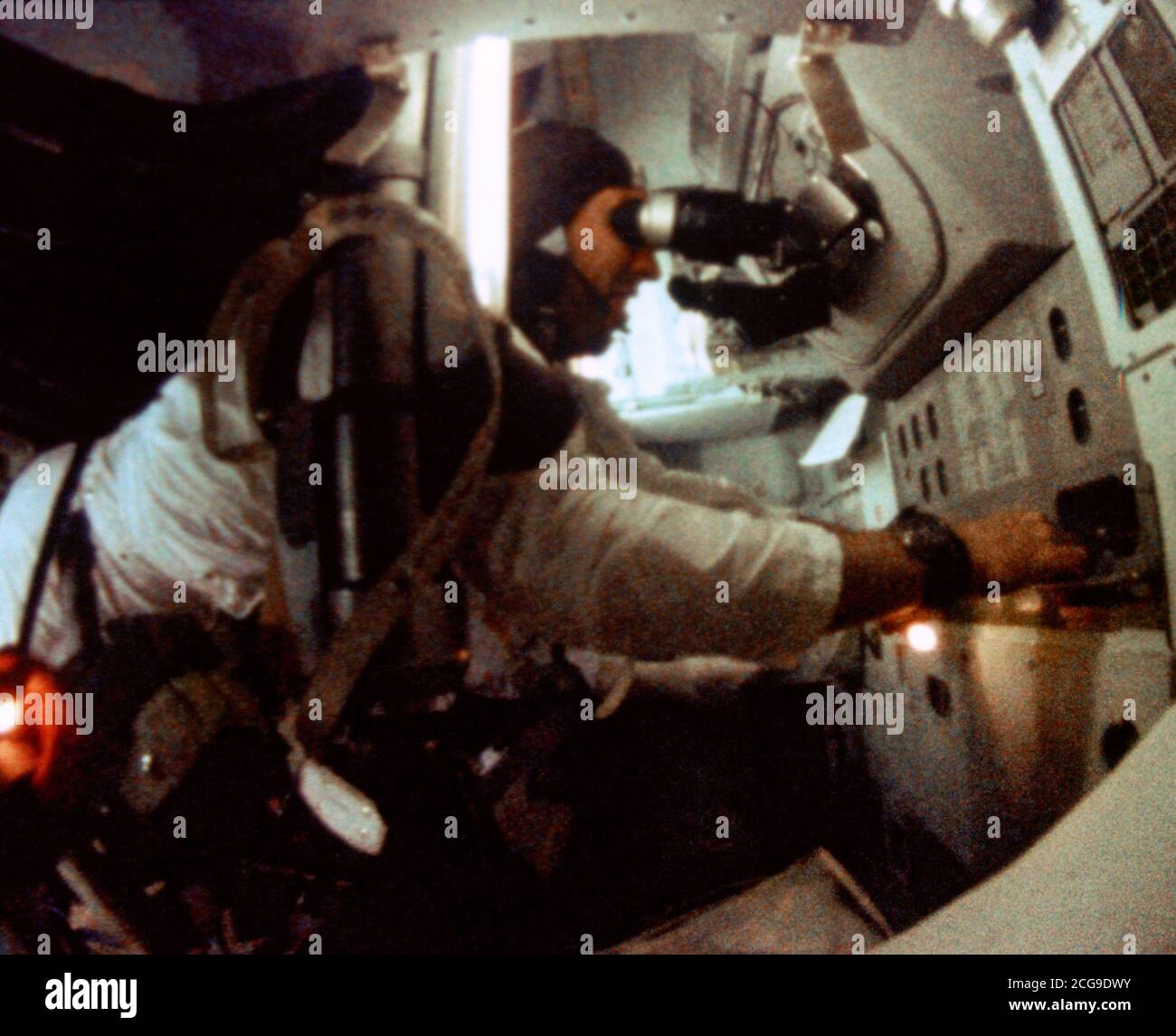 (21-27 dic. 1968) --- astronauta James A. Lovell Jr., Apollo 8 modulo di comando pilota, si è visto all'Apollo 8 veicoli spaziali del comando del modulo di orientamento e navigazione stazione durante l' Apollo 8 orbita lunare missione. Questa foto è stata scattata da 16mm di pellicola cinematografica. Foto Stock
