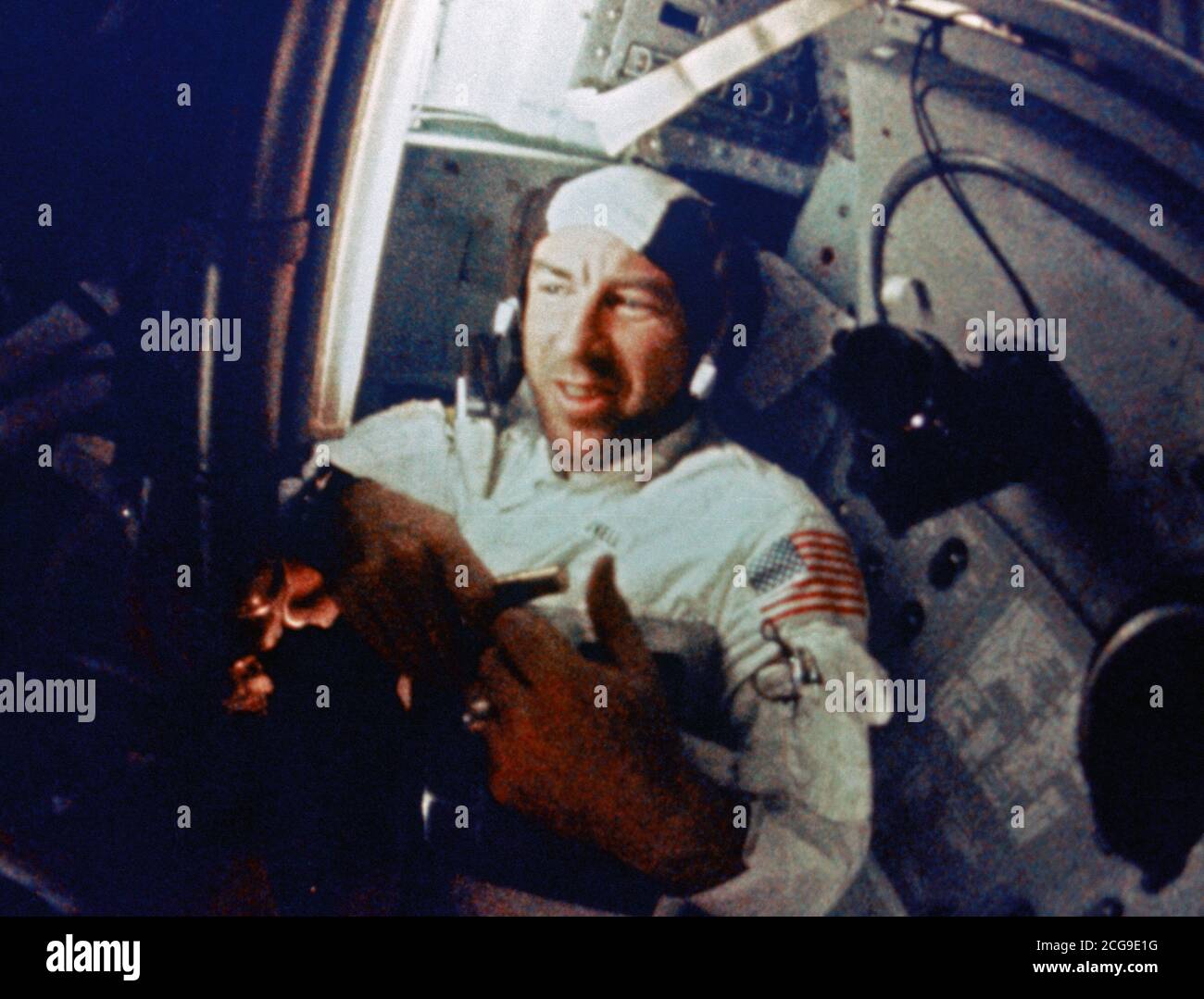 (21-27 dic. 1968) --- astronauta James A. Lovell Jr., il pilota del modulo di comando, è mostrata durante attività intravehicular (IVA) sul Apollo 8 orbita lunare missione. Foto Stock