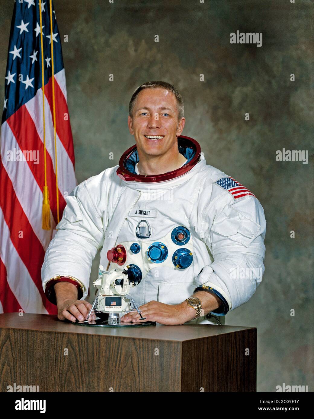 Verticale - L'astronauta John L. Swigert, Jr. Foto Stock