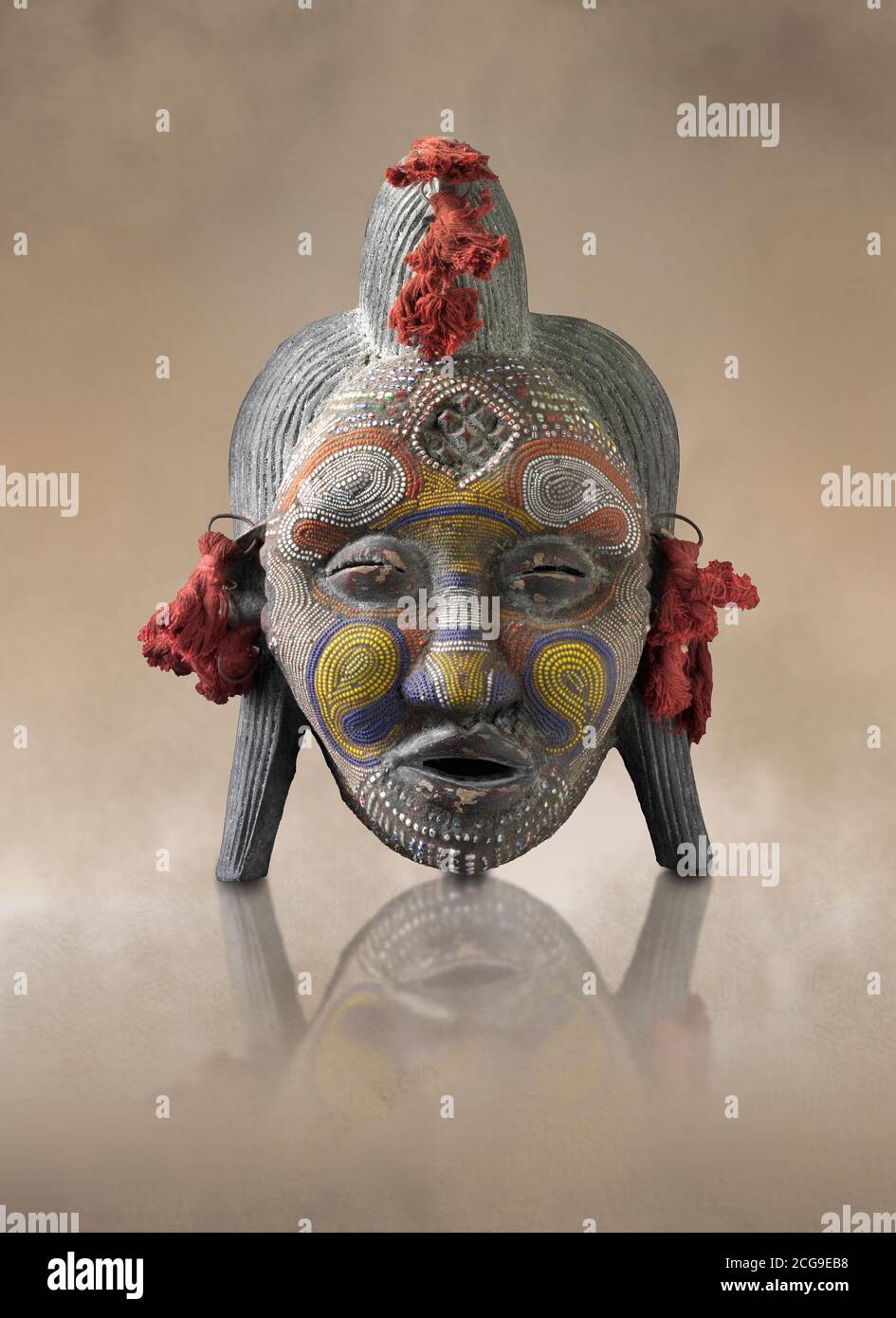 Maschera tribale africana cerimoniale, maschera tribale tradizionale in legno. Foto Stock