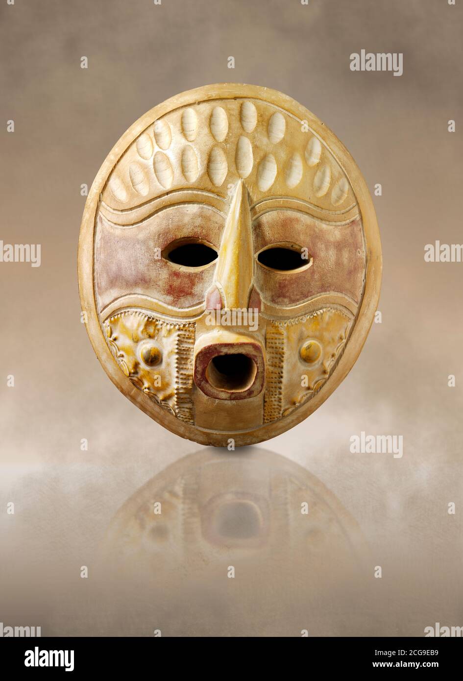 Maschera tribale africana cerimoniale, maschera tribale tradizionale in legno. Foto Stock