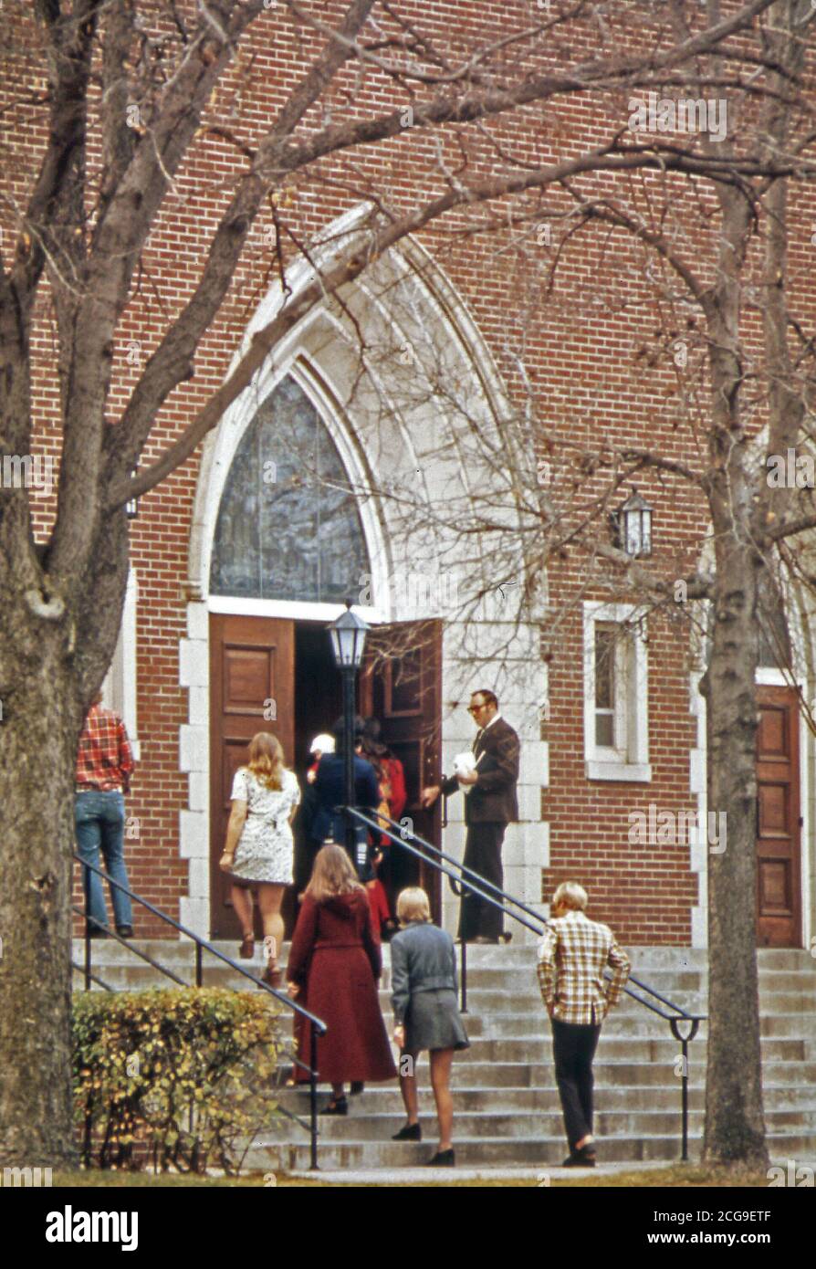 1974 - i luterani Membri della Congregazione sono mostrati entrando in san Paolo Chiesa Evangelica New Ulm Foto Stock