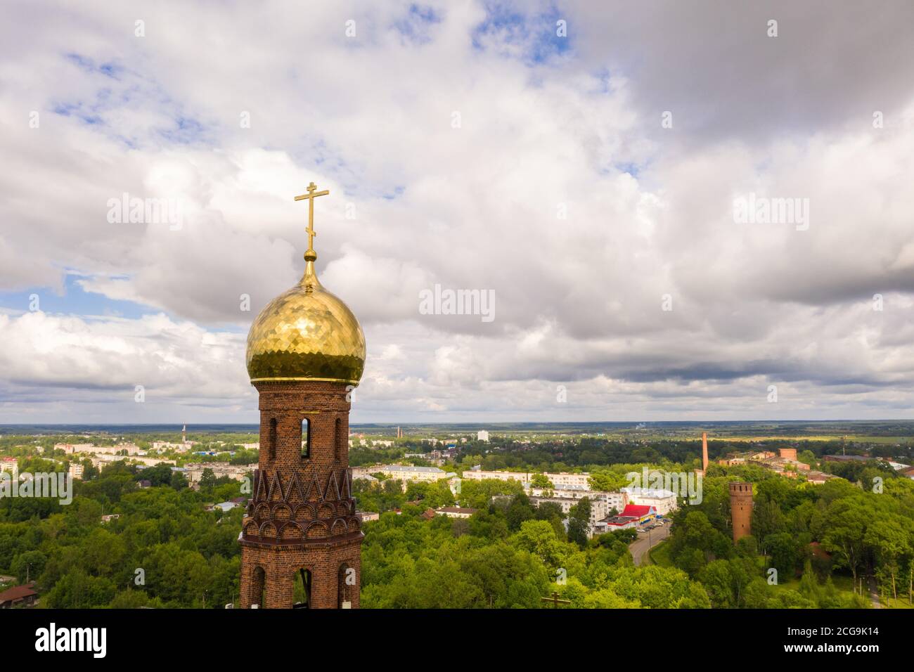 La parte superiore del campanile con una cupola dorata e una croce della Chiesa della Risurrezione di Cristo a Vichuga, regione di Ivanovo, Russia. Foto Foto Stock
