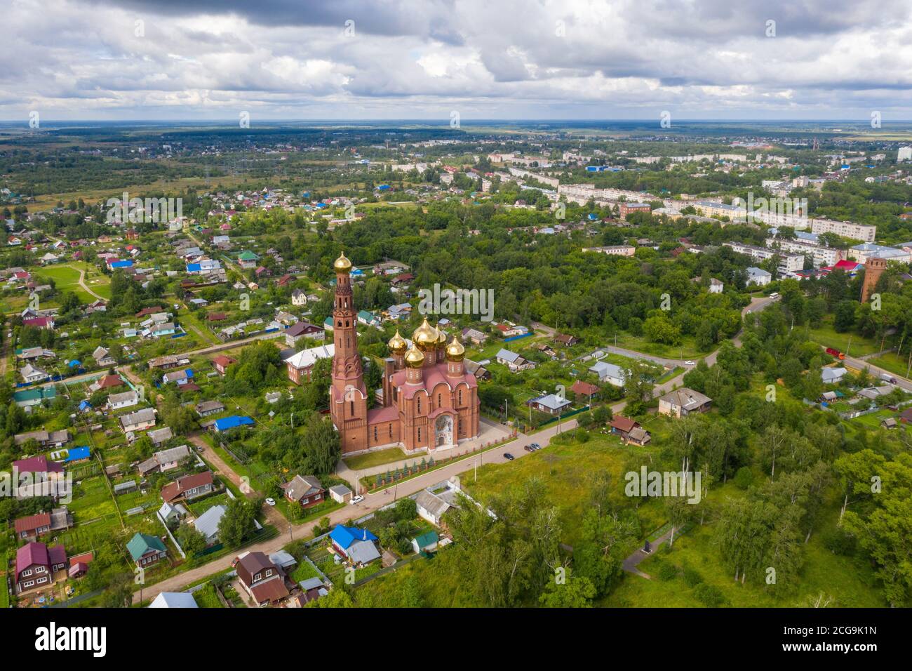 Panorama della città di Vichuga con la Chiesa della Risurrezione di Cristo in una giornata estiva, regione di Ivanovo, Russia. Foto scattata da un drone. Foto Stock